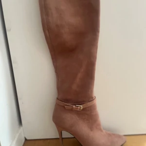 Bruna mockastövlar med klack - Snygga bruna stövlar i mocka med hög klack och spetsig tå. Strlk 37