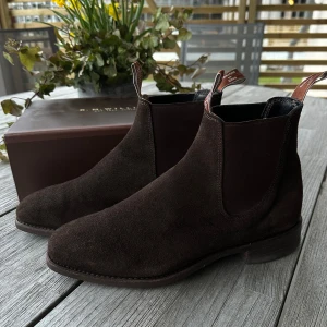R.M. Williams - Säljer nu mina fina RM Williams.  Modell: Comfort Craftsman Square G Fit Chocolate. Nypris ligger på 5999kr Skorna är i jättefint skick och knappt använda som man ser på bilderna.  Skick 9/10 Mitt pris 2499kr Storlek 9 motsvarar 42,5-43 Öppen för en snabb och smidig affär.