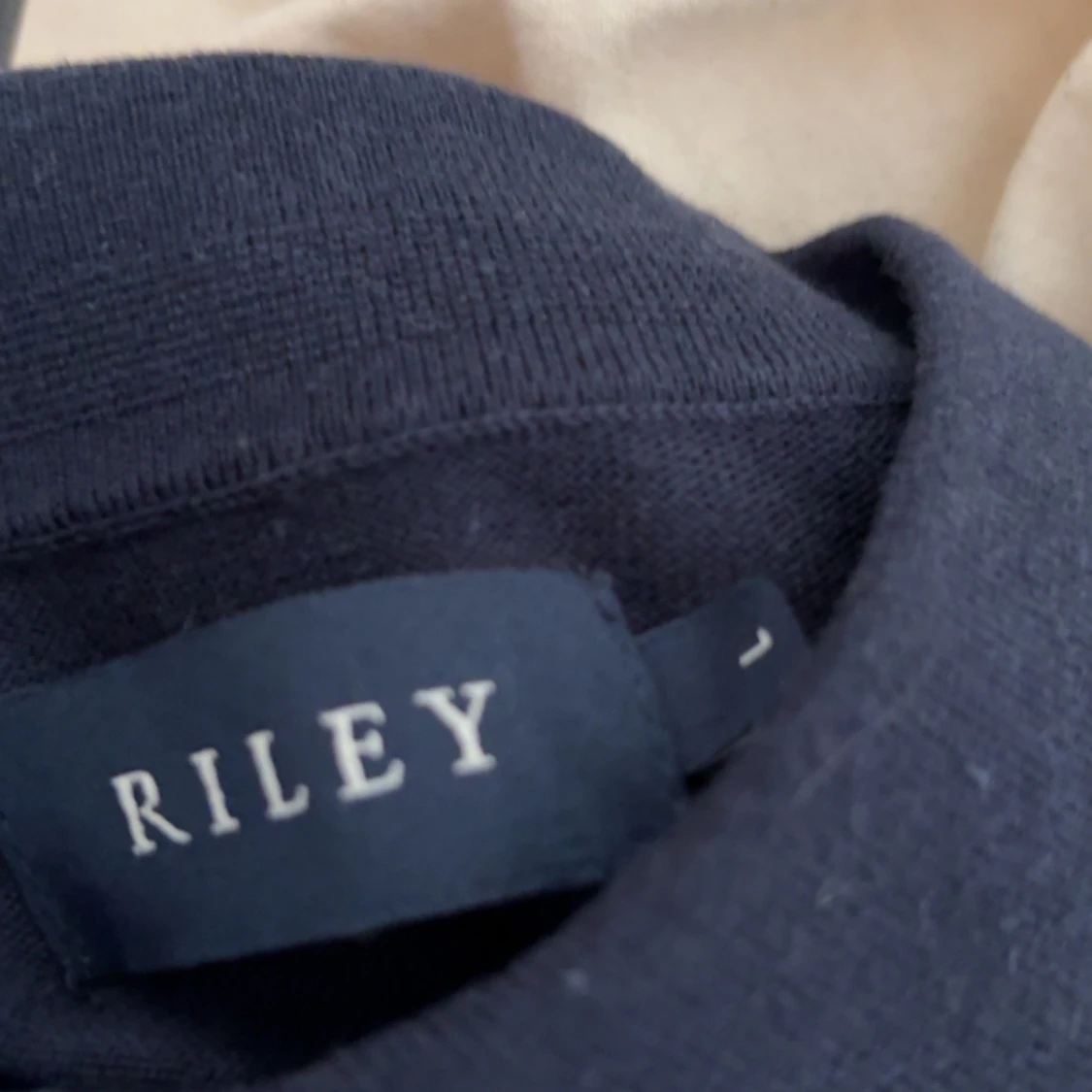 Mörkblå t-shirt från Riley