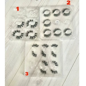 Set med lösögonfransar - Tre olika set med lösögonfransar i svart. Set 1 har fylliga och dramatiska fransar, set 2 erbjuder en mer naturlig look med längre fransar, och set 3 har kortare och tätare fransar för en subtil effekt. ”halvor”. Perfekt för att framhäva ögonen vid olika tillfällen. Ej använda. 40 kr styck annars 100 kr för alla 3 