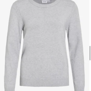 Grå tröja från Vila - Grå stickad tröja från vila i storlek S, använd fåtal gånger men är ju väldigt bra skick💕