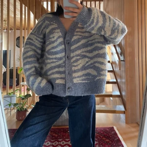 blå stickade kofta - så så fin och mysig blå kofta i storlek L men passar även S-M. Saknar en knapp men i jättebra skick annars💓