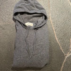 Grå hoodie från Zara Origins - Säljer en stilren grå hoodie från Zara Origins. Tillverkad i kahsmir. Nytt pris: 1499  Mitt pris: 239