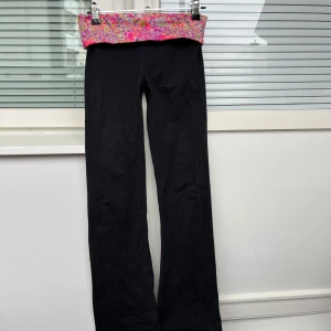 Victoria’s Secret Yogapants - Supersöta lågmidjade fold-over byxor ifrån VS! De är utsvängda och har ett blommigt spetsmönster som viks ned vid midjan😇💓 De är använda men fortfarande i bra skick, tyvärr för små för mig💓Ca 33cm rakt över midjan, 79cm innerbenslängd😇💓