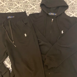 Ralph Lauren Tracksuit - Ralph Lauren tracksuit, använt en gång och säljer då den var för liten. På taggen står storlek S, men passar som en XS. Priset är ej hugget i sten. Finns även i grå färg också! ⬜️