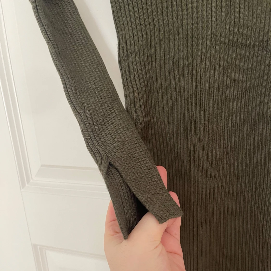 Olivgrön ribbad klänning - 4