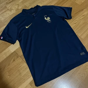 Frankrike Tröja - Säljer min Frankrike tröja, storlek S. Produkten är i väldigt bra skick. Priset kan diskuteras vid köp av snabb affär