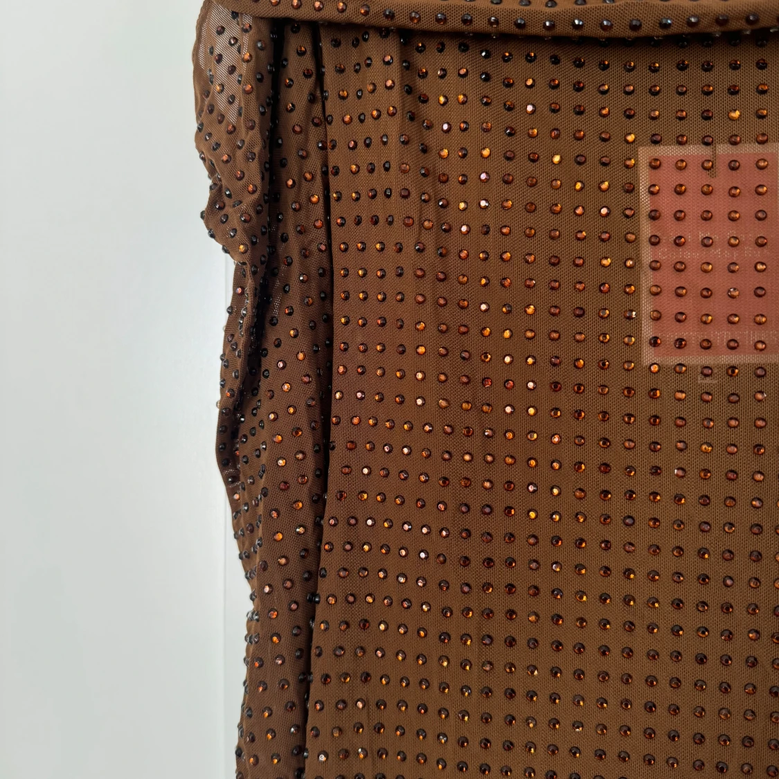 Brun glittrig offshoulder klänning - 3