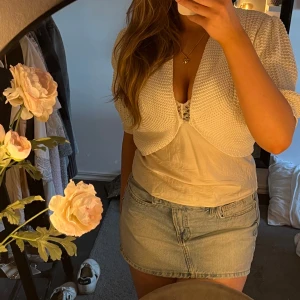 Vit stickad bolero  - Jättesnygg vit stickad bolero med spänne. Trendig och perfekt detalj till en outfit. Den är köpt second hand så den går ej att få tag på annars. Superfint skick! 😍Passad M-S storleksmässigt 