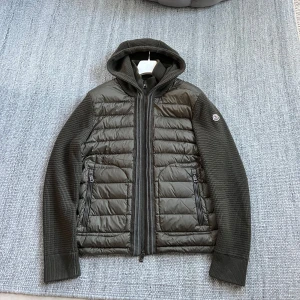 Moncler cardigan  - Riktigt fet Moncler cardigan! Perfekt för våren och sommare, storlek M, fint skick med små tecken på användning. självklart äkta se bilder, pris 3199. MVH Simon 
