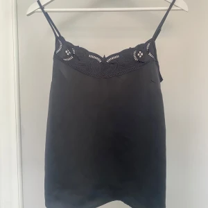 Svart spetslinne  - Svart linne från H&M med spetsdetaljer vid halsringningen! Är i ett mjukt och följsamt material. Bra skick och passar till allt💕 Pris kan diskuteras😊