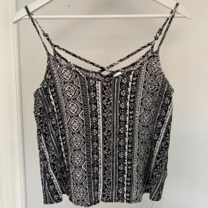 Mönstrat linne - Säljer detta superfina linnet! Bra skick och perfekt till sommaren! Pris kan diskuteras💕