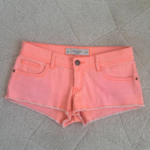 Lågmidjade shorts - Såå fina orangea/persika shorts i mycket bra skick. 🧡🧡Midjemåttet rakt över är 40cm