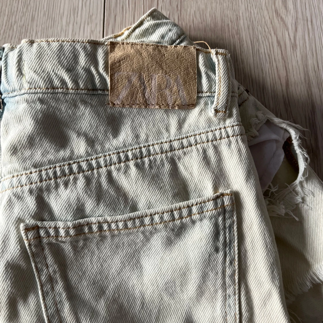Ljus gröna jeansshorts från Zara - 1