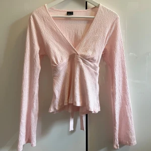 Rosa topp - Rosa topp med knytning bak från GinaTricot, storlek XS. Fint skick då den bara använts en gång. 💖