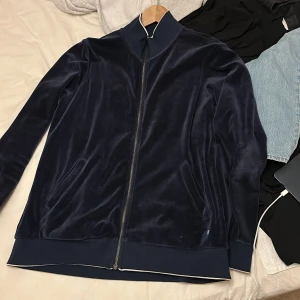 HOM fullzip sammet tröja - Vrålskön sammet fullzip från HOM i storlek L men passar även M. Riktigt skönt matierall och knappt använd. 