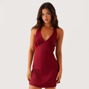 Satinklänning peppermayo - Snygg vinröd kortklänning i satin med en v-ringad design och öppen rygg. Köptes från peppermayo och har endast provats så prislappen sitter kvar. 