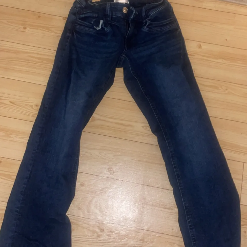 Low scandi jeans från Gina använda en gång . Farkut & Housut.
