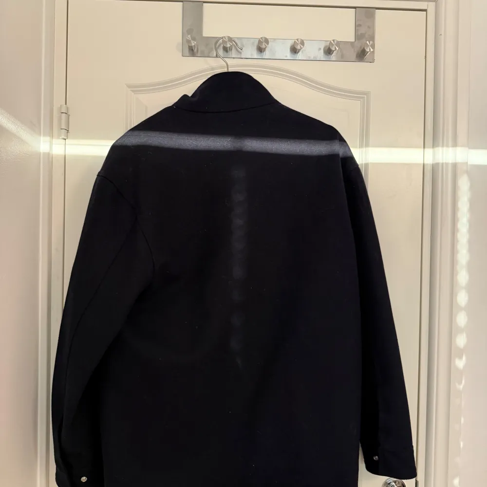 Snygg svart jacka från Zara med dragkedja och knappar. Jackan har långa ärmar och två bröstfickor med lock. Perfekt för en stilren look.. Takit.