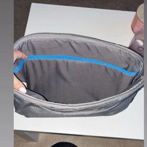 Grå datorväska från Targus - Säljer en stilren grå datorväska från HP, perfekt för en 15,6-tums laptop. Väskan har en praktisk dragkedja för säker förvaring. Den är tillverkad i slitstarkt material och har en enkel men elegant design.