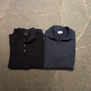 Två pikétröjor från John Henric och Massimo Dutti - Säljer två stilrena pikétröjor. Den ena är från John Henric i en mörkblå nyans och den andra från Massimo Dutti i en djupare blå färg med knappar framtill. Du behöver inte köpa båda, men det blir rebbaterat pris om du gör det, 299 kr tillsammans. 199 för Massimo Dutti piken och 199 för John Henric piken
