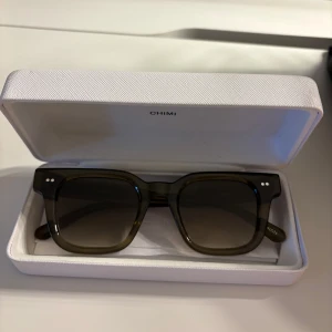 Chimi solglasögon 04 i grön - Säljer mina chimis i modellen 04 i den gröna snygga färgen! De är använda ett fåtal gånger och i mycket bra skick. Allt jag fick med när jag köpte dem kommer med också, alltså fodralet, påsen och lådan och en duk att torka rent med