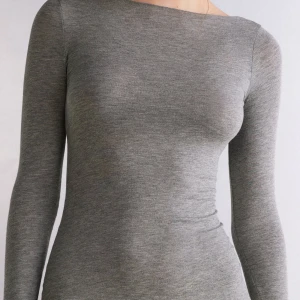 Grå intimissimi tröja - Jätte fin intimissimi tröja som knappt är använd! Skriv om du har några frågor och pris går att diskuteras vid snabbt köp💕