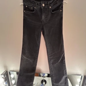 Svarta bootcut jeans från 157 - Snygga svarta bootcut jeans från 157 med klassisk femficksdesign och silverfärgade knappar. Perfekta för en stilren look. Kontaktats mig om det är något. Köparen står för frakten💗