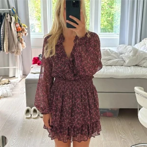 Blommig klänning med volangdetaljer - Sista bilden är min bild! Resten är lånade! Säljer min suuuuupersöta blommiga volangklänning från Zara. Passar xs-M