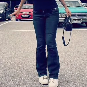 svarta bootcut jeans - Snygga svarta bootcut jeans ifrån gina young i storlek 152cm med en klassisk femficksdesign och dragkedja. Perfekta för en avslappnad stil med en touch av retro. Kombinera med sneakers för en cool look.