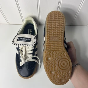 Adidas x Wales Bonner - Adidas samba collab med designer Wales Bonner. Skon är svart med delar av skon som är ”ko skinn” (se bild). Skon är storlek 42 men passar 41. Finns ej tillgängliga längre. 🙌 Kom med prisförslag och hör av er vid frågor.  Se fler bilder på min vinted: wilmer02849