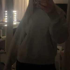 basic ginahoodie  - En jättesnygg men basic Hoodie från Gina (den vanliga som många har). Den är i jättefint skick och har inga defekter 💞Vid snabb affären kan jag sälja den för 160. Nypris: 360kr 