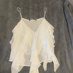 Vit volangtopp  - Skön somrig topp ifrån zara!