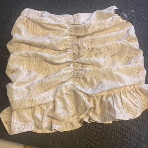 Beige kjol från NELLY - Oanvänd kjol från NELLY, prislapp kvar.