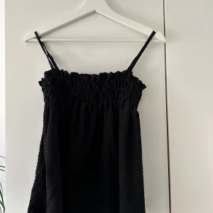 Svart klänning från ASOS Design - Snygg svart topp!