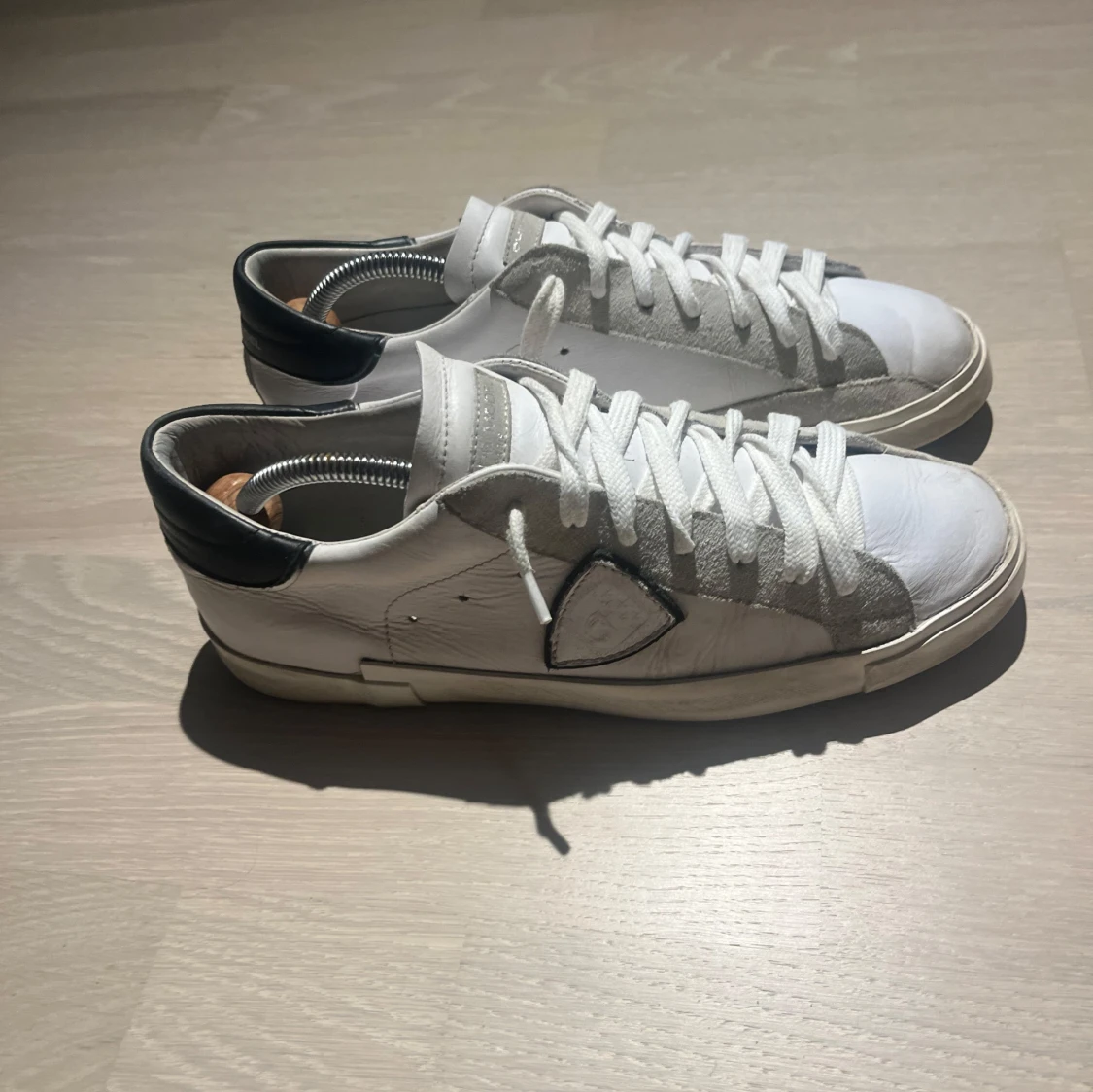 Vita sneakers med svarta detaljer