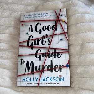 A Good Girl's Guide to Murder - En spännande thriller om en student som undersöker ett gammalt mordfall i sin hemstad. Boken är känd för sin fängslande handling och har blivit en bästsäljare enligt New York Times. Engelsk bok.