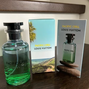 Pacific Chill Eau de Parfum från Louis Vuitton - Exklusiv parfym från Louis Vuitton, Pacific Chill, i en elegant glasflaska med svart lock. Flaskan rymmer 100 ml och kostar 4000 ny