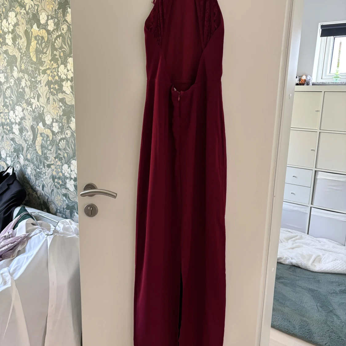 Vinröd långklänning med spetsdetaljer - 1