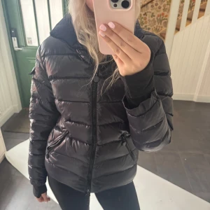 Mörkblå dunjacka från Moncler - Säljer en blå dunjacka från Moncler. Den har ingen luva, modellen finns inte längre därav finns det ingen scan. Köpte på Vinted och tidigare ägare kollade upp den i moncler butiken och den var äkta. Passar Xs/S.