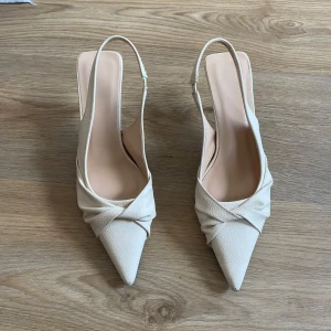 Vacker klackskor - Slingbacks är i mycket bra skick och bara använda ett fåtal gånger🩶 Mycket vackra och bekväma, jag rekommenderar✨