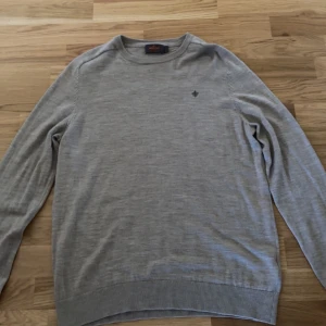 Beige Morris Tröja - Säljer denna tvär sköna beigea Morris tröjan som är även väldigt snygg och passar till det mesta, hör av er vid frågor eller annat!