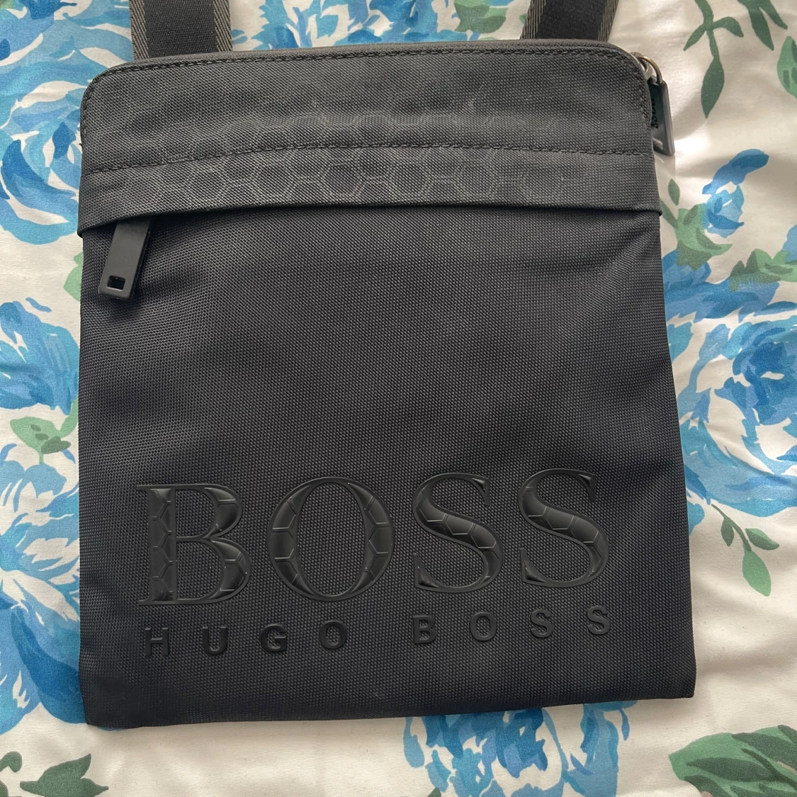 Svart axelväska från Hugo Boss