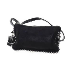 Zara väska  - Cool svart axelväska med silverfärgade nitar längs kanterna och på axelremmen. 