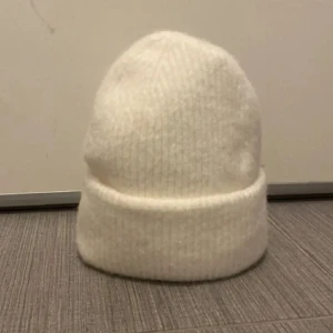 Mössa med satinfoder - En stilren mössa med fint satinfoder.   Fodret är av stretchig satin. Satinfordrad mössa är bra för att håret skall behålla sin styling.