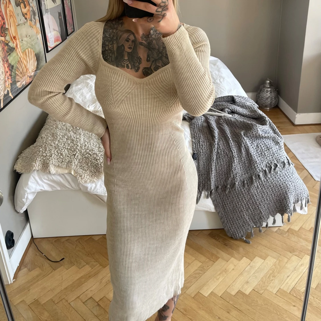 Beige ribbad klänning  - 1