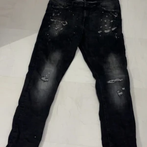 Ripped jeans  - Svarta ripped jeans från Supply & Demand. Modellen heter ”Horton”. Storleken är både W38/W36 beroende på hur man vill att den sitter.