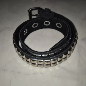 Nitbälte! - Ett nitbälte jag köpt på Plick! Ska vara cirka 70 cm 😃 Bra skick utöver att nitarna är buckliga här å där samt ett hål jag gjort själv då bältet var för litet för mig! 🌟 Skriv för frågor eller besök min shop för eventuella bundles 😎💿