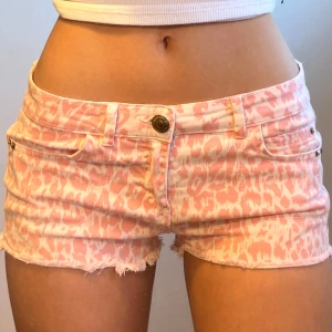 Rosa Leopardmönstrade Jeansshorts  - Midjemått: 38cm. Betala via appen eller Swish 💖
