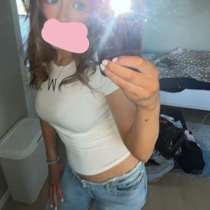 Vit Gina top -  Säljer denna vita topp från Gina Tricot skriv till mig om någon vill ha en bild så fixar jag🥹🫰